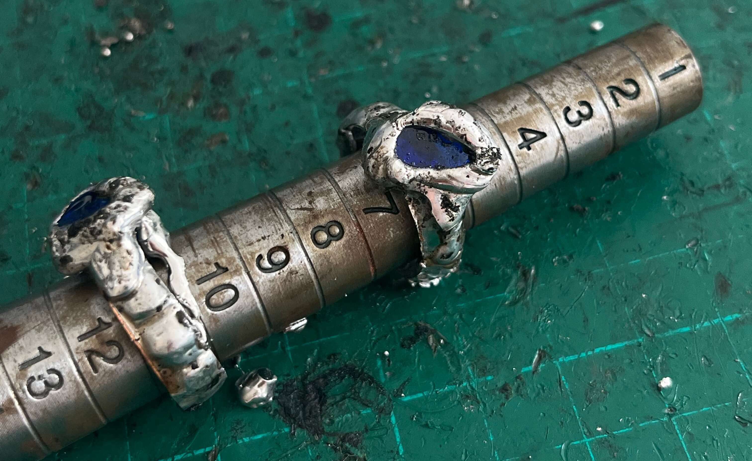 Proceso del anillo artesanal hecho en técnica Tiffany. 
