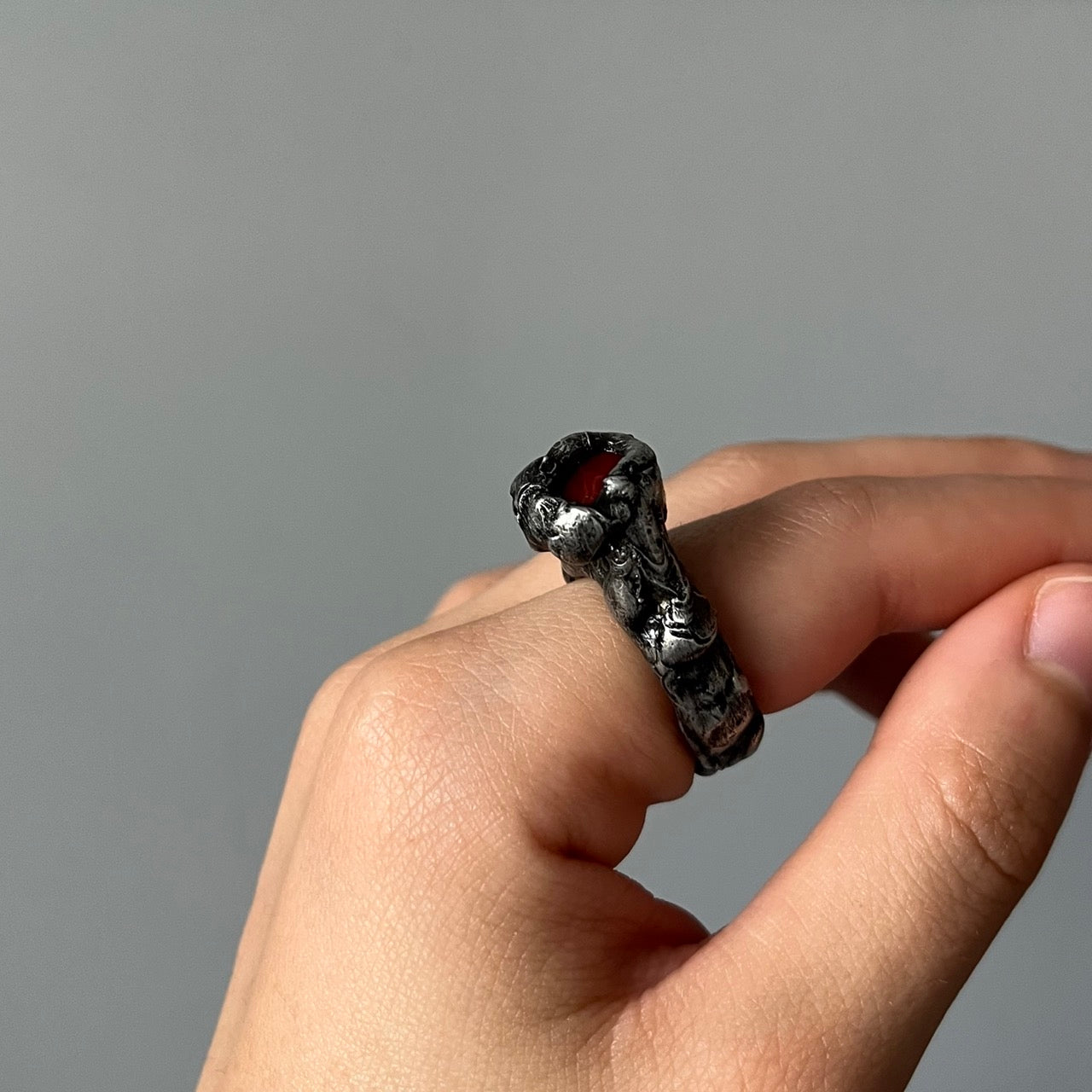 anillo plateado y rojo hombre