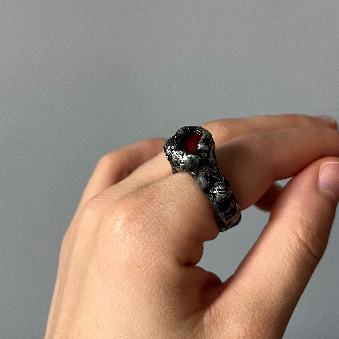 anillo plateado y rojo