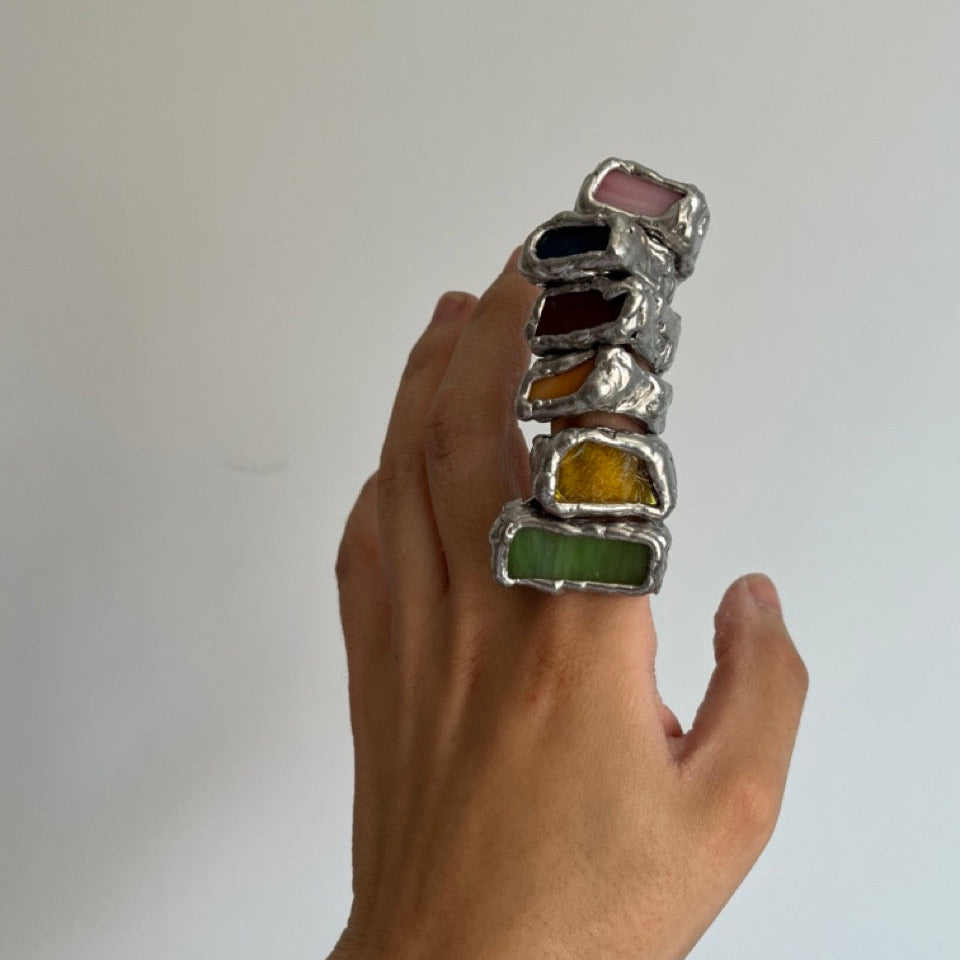 anillo plateado de colores hecho a mano
