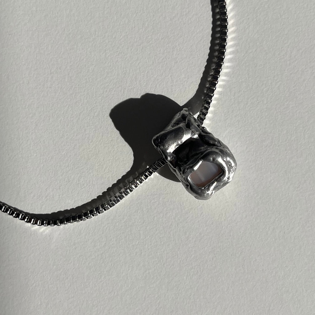 charm plateado collar