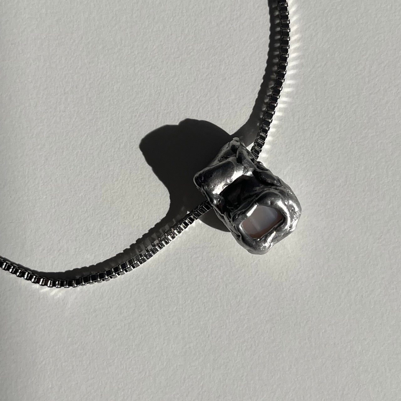 charm plateado collar
