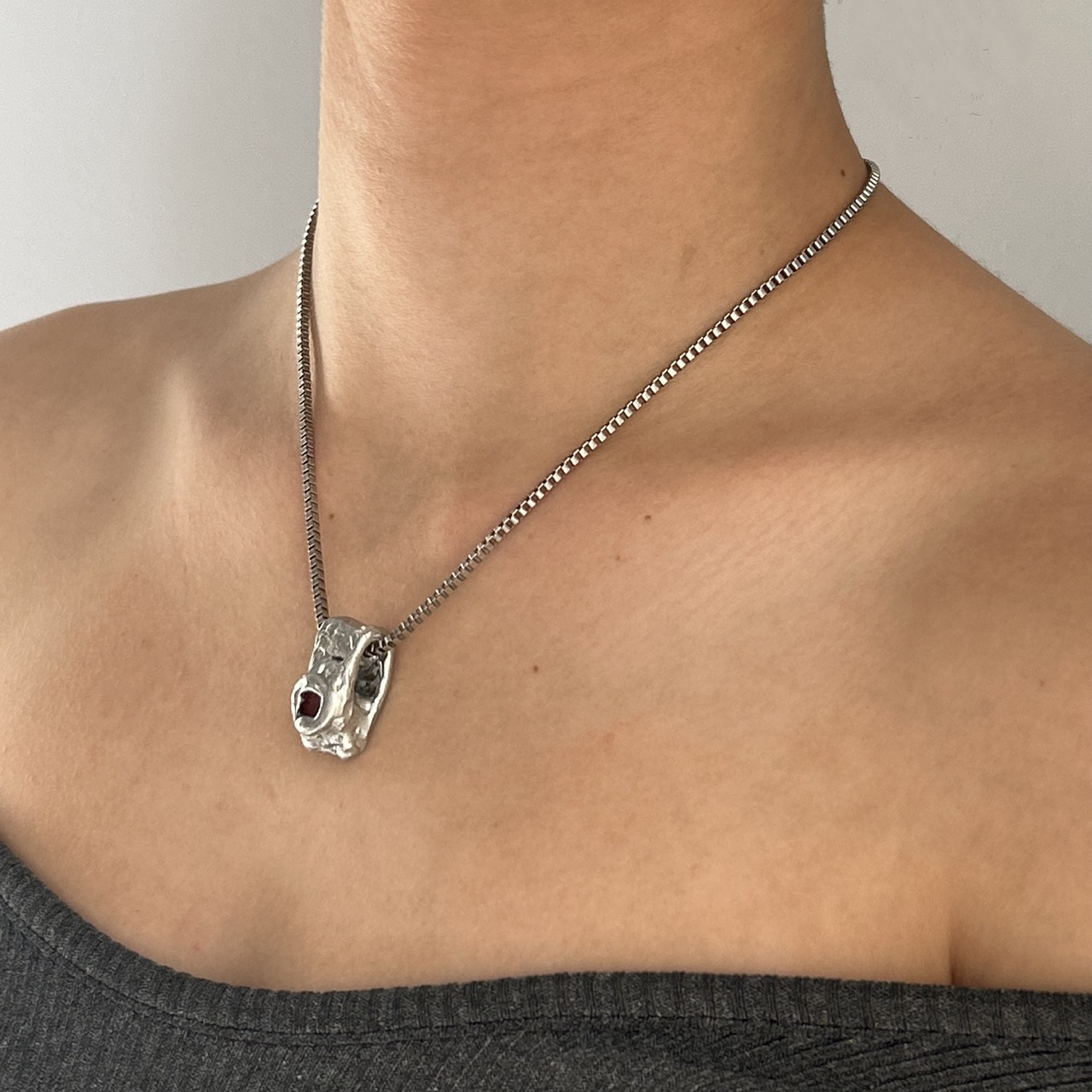 colgante discreto original mujer