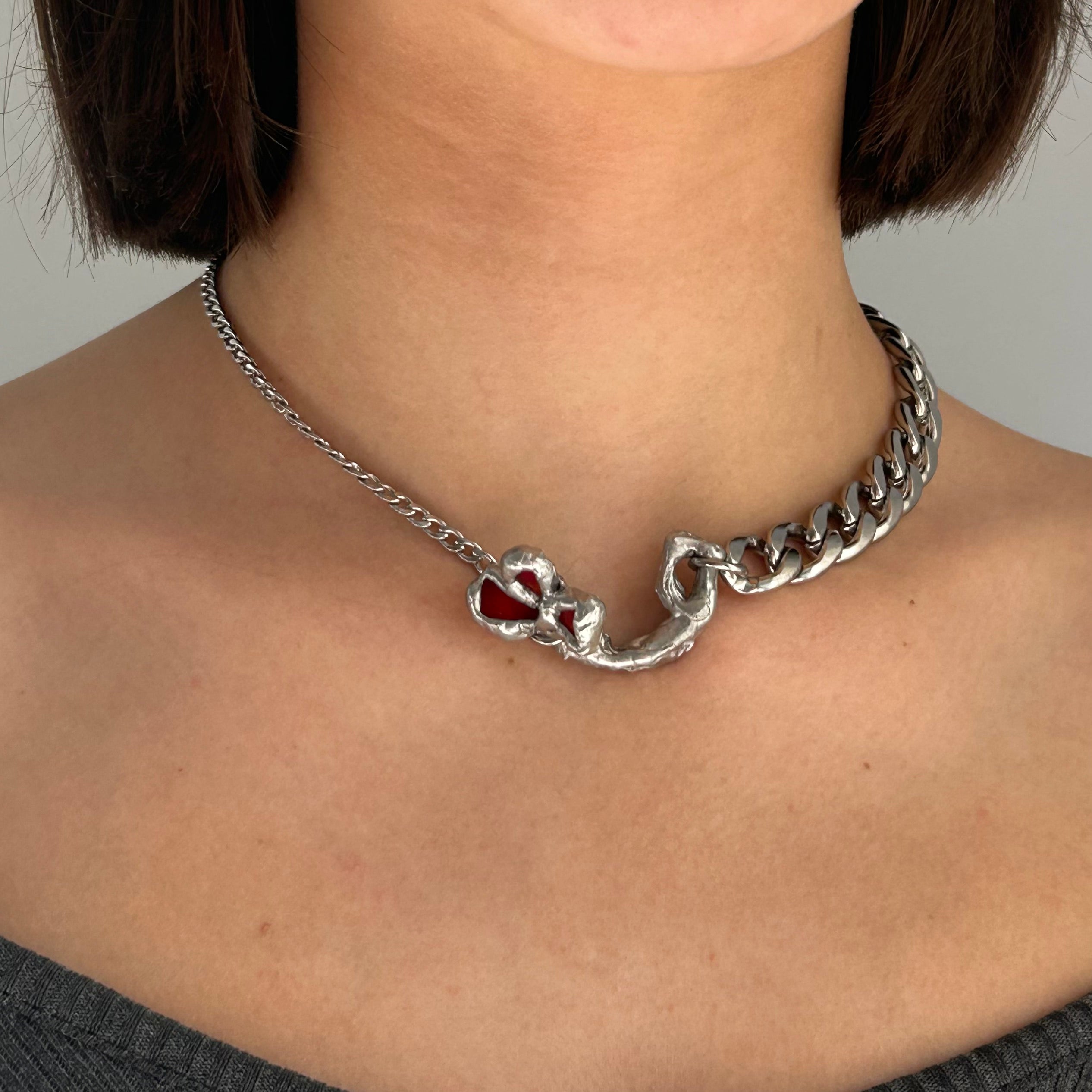 collar artesanal plateado hecho a mano en Madrid