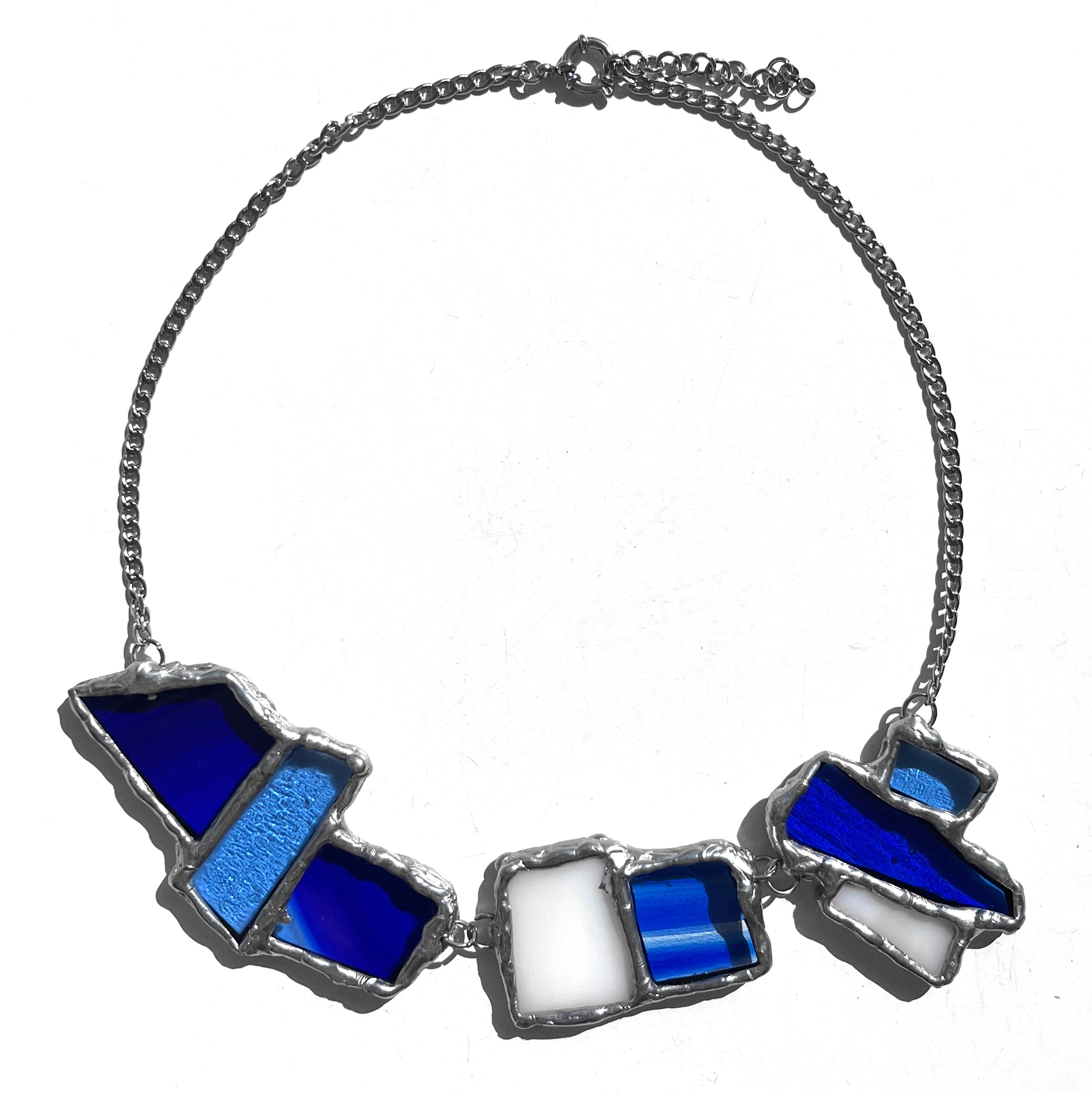collar de vidrio llamativo
