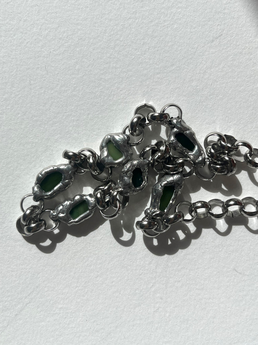 Textura y brillo del vidrio artesanal del Collar UNIT BOLD verde oscuro