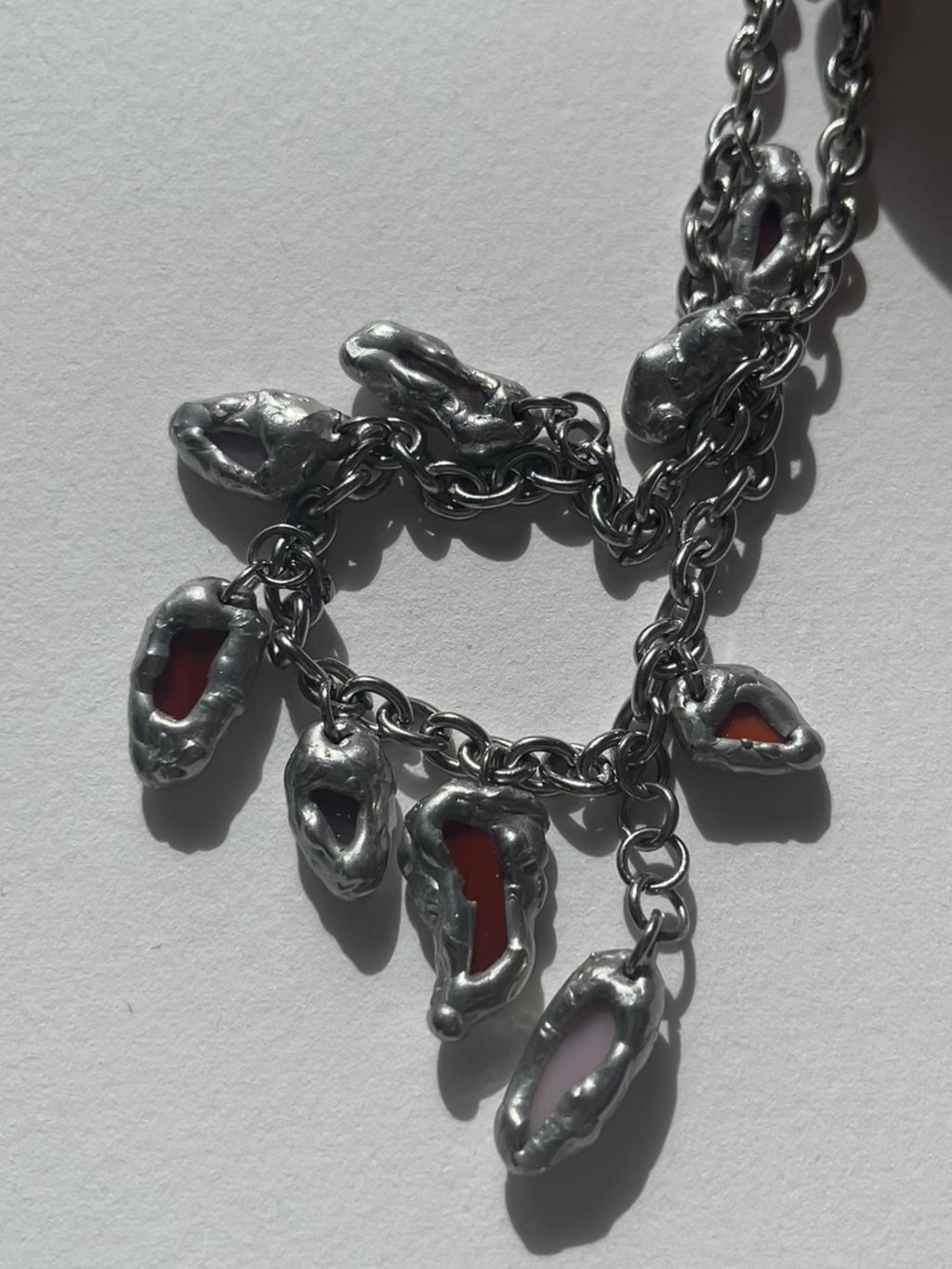 Detalle de colgantes y soldadura del Collar DRIP rubor