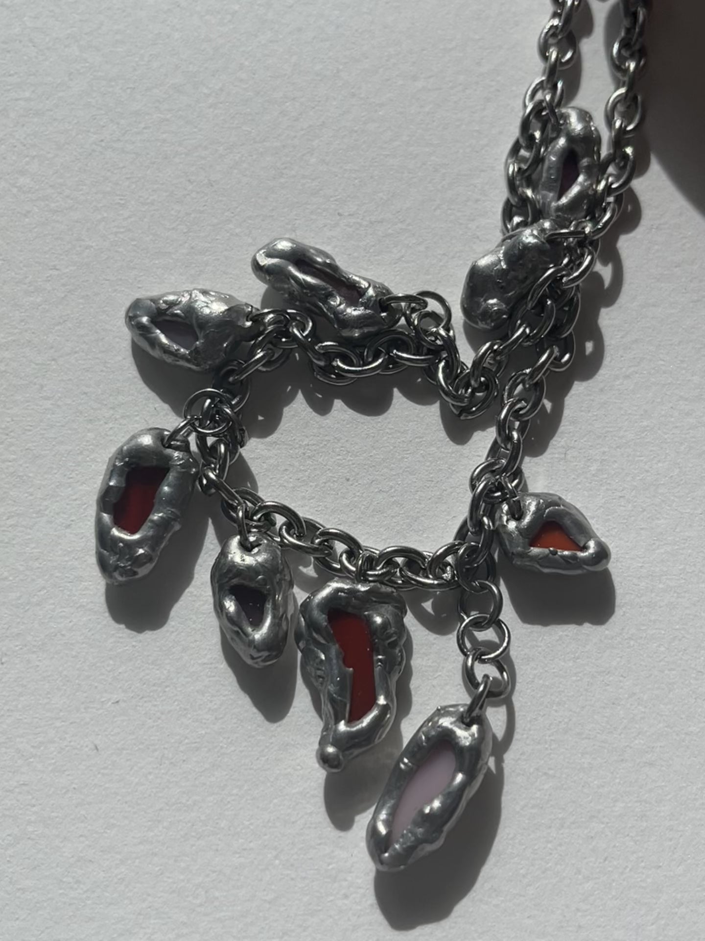 Detalle de colgantes y soldadura del Collar DRIP rubor