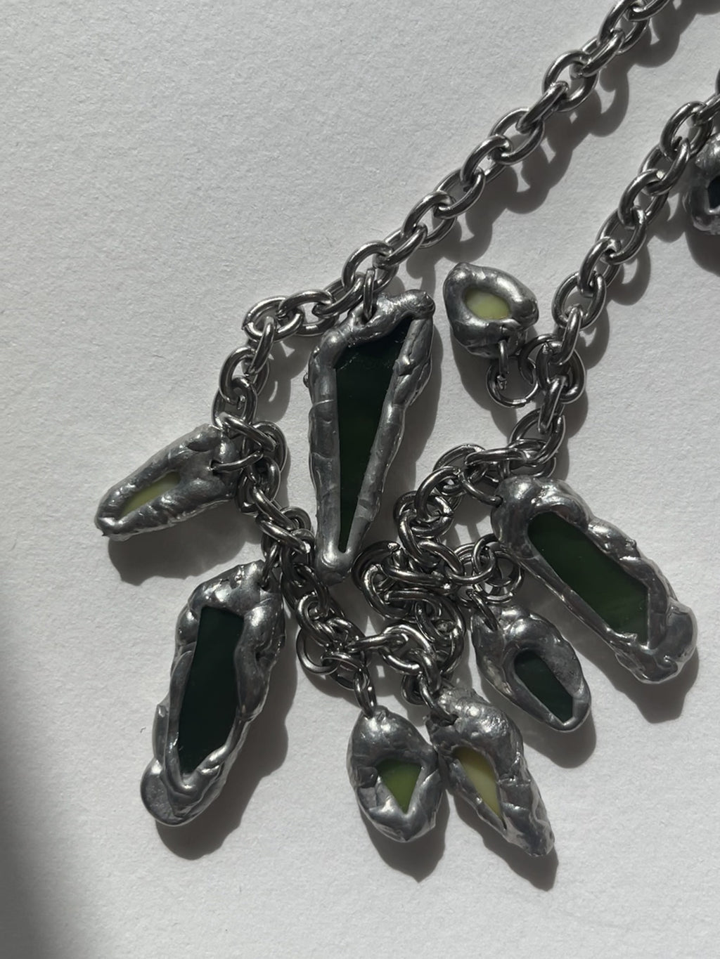 Textura y acabado artesanal de los colgantes del Collar DRIP verde oscuro
