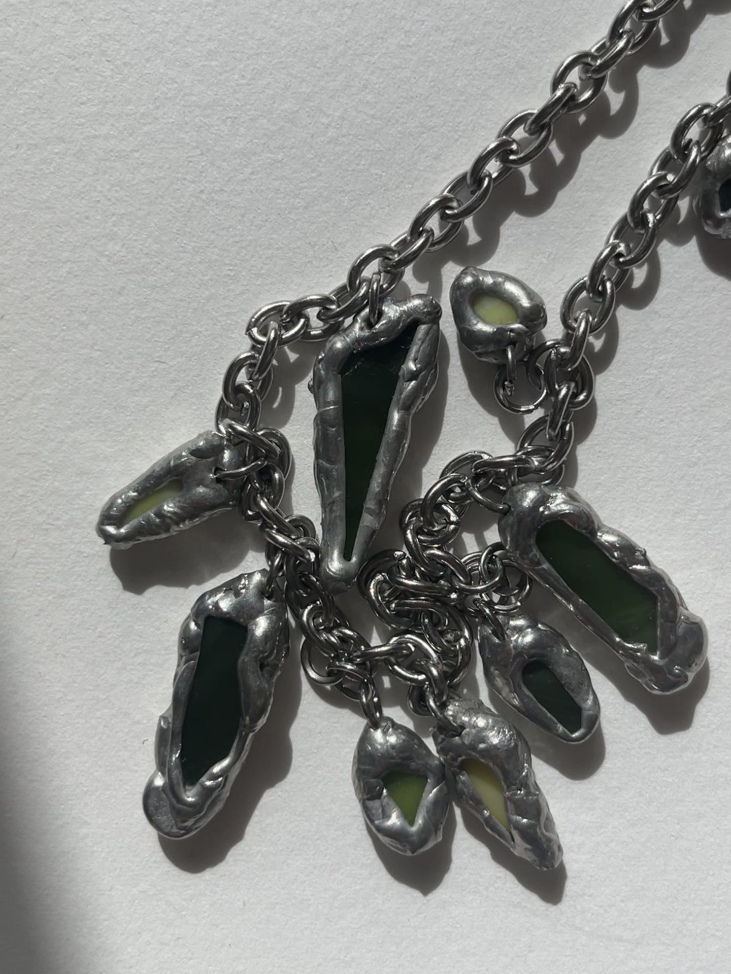 Textura y acabado artesanal de los colgantes del Collar DRIP verde oscuro