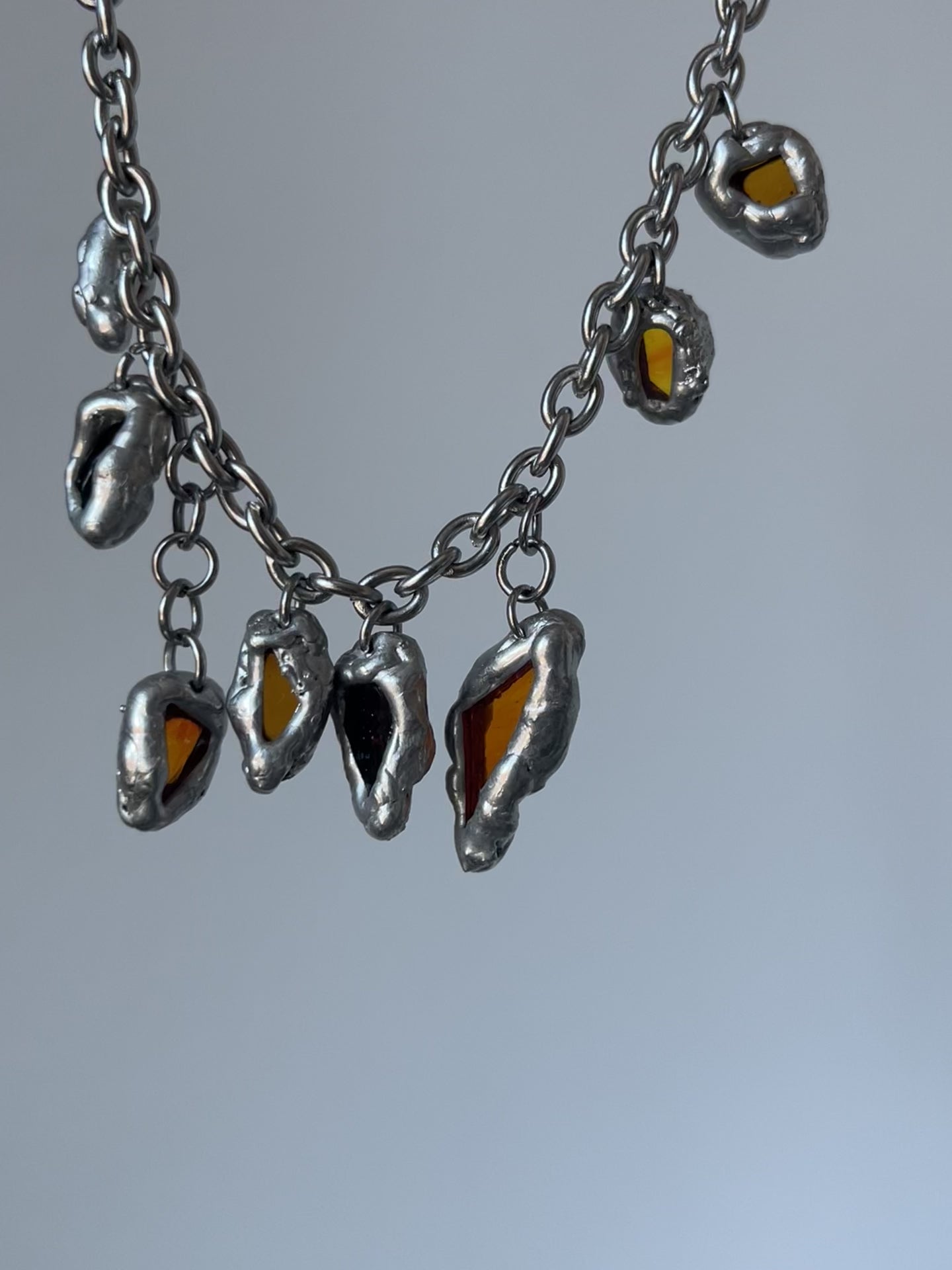 Detalle de colgantes y soldadura del Collar DRIP naranja anaranjado