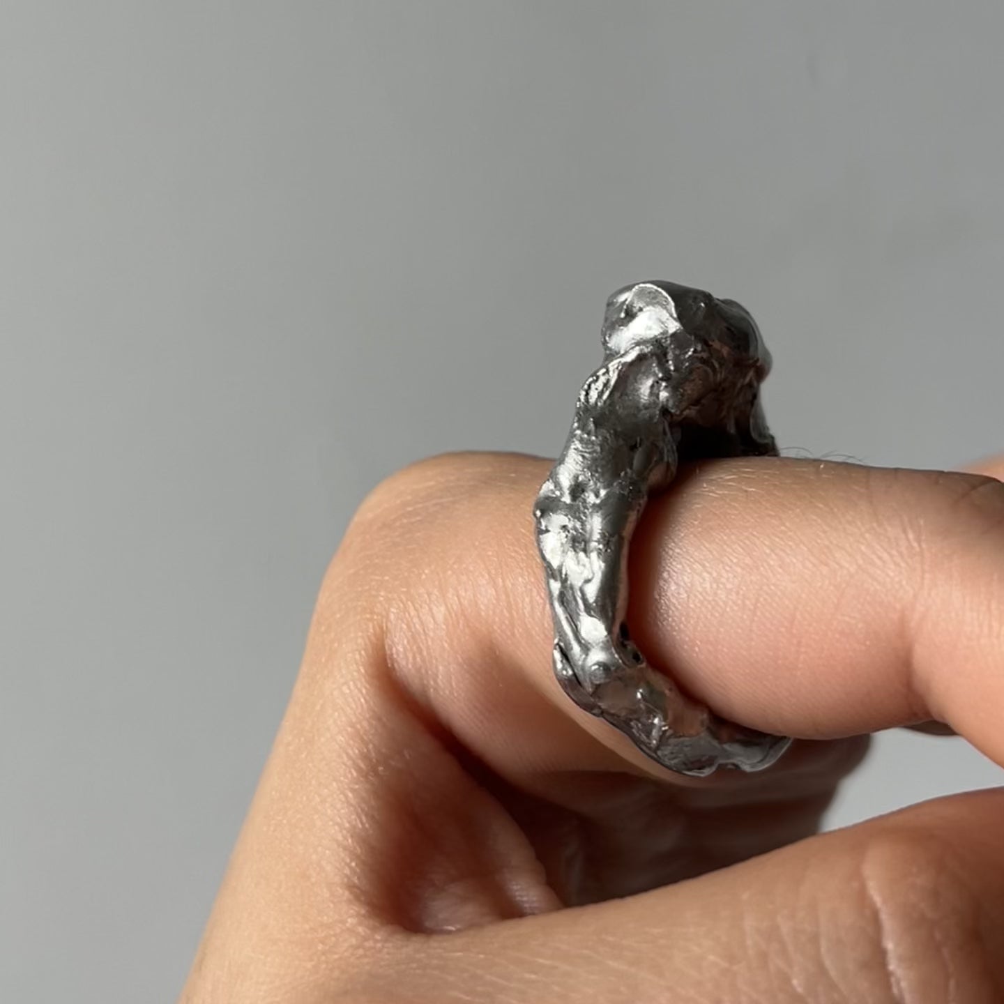anillo plateado forma irregular hecho a mano
