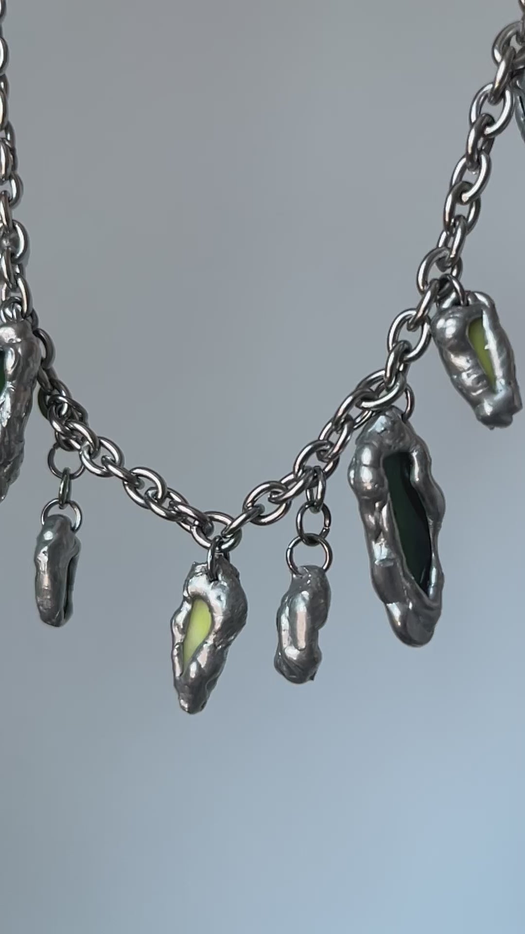 Textura y acabado artesanal de los colgantes del Collar DRIP verde