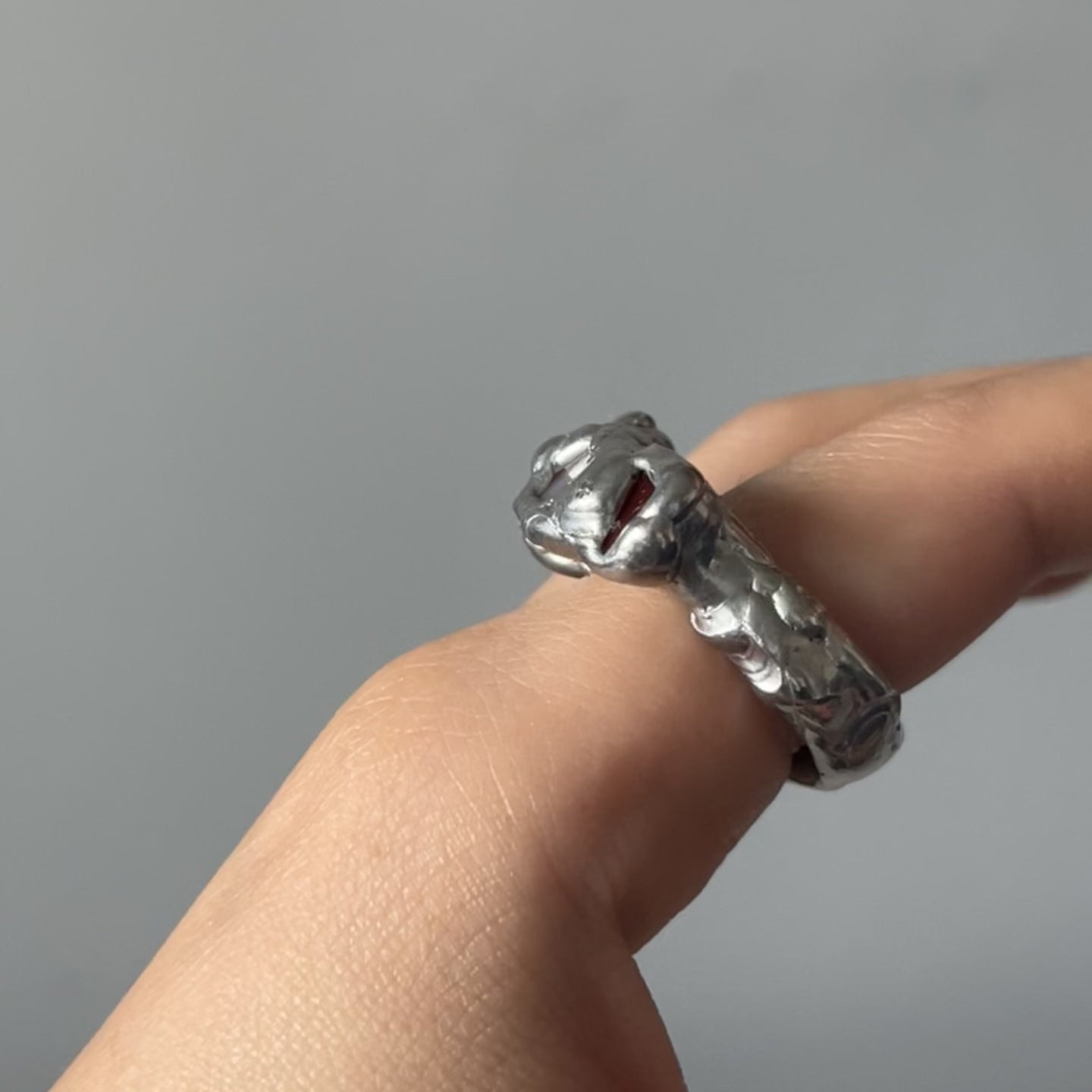 anillo plateado original hecho a mano