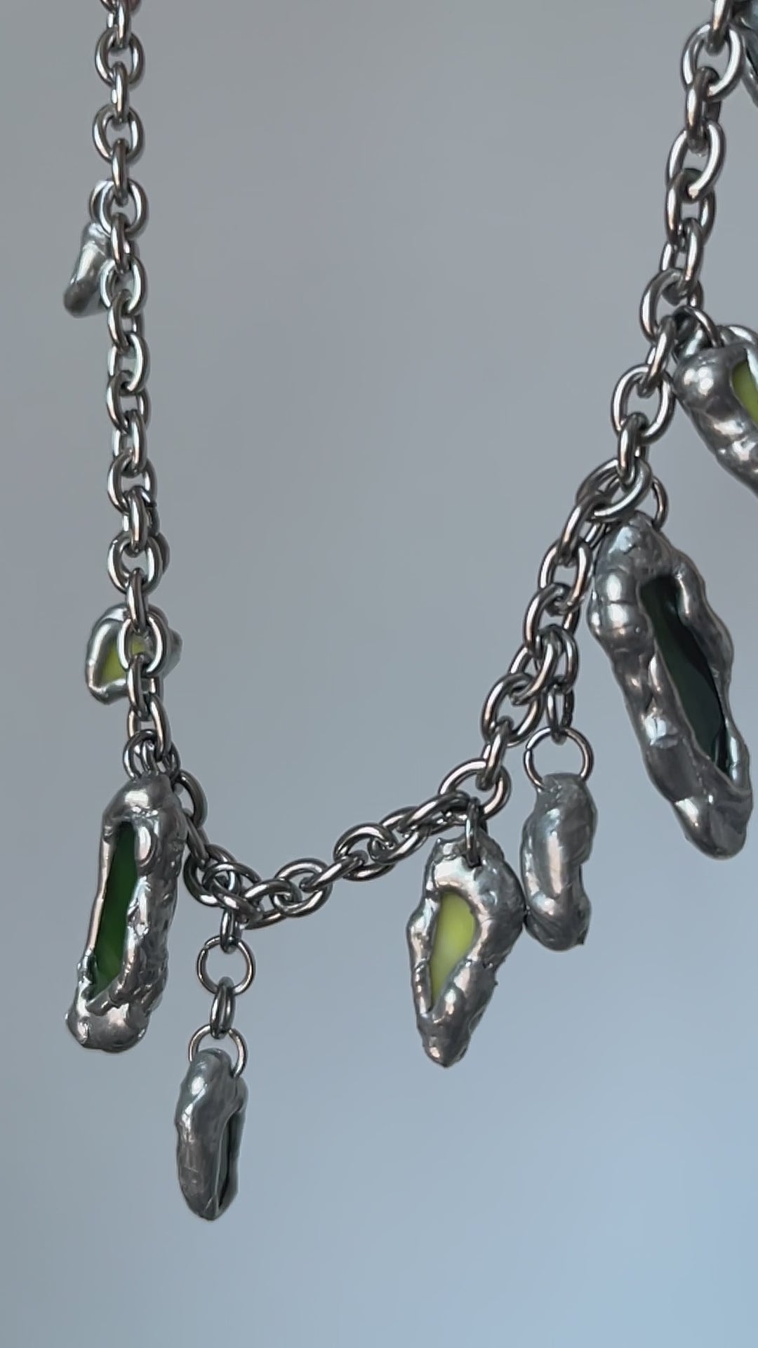 Textura y acabado artesanal de los colgantes del Collar DRIP verde oscuro