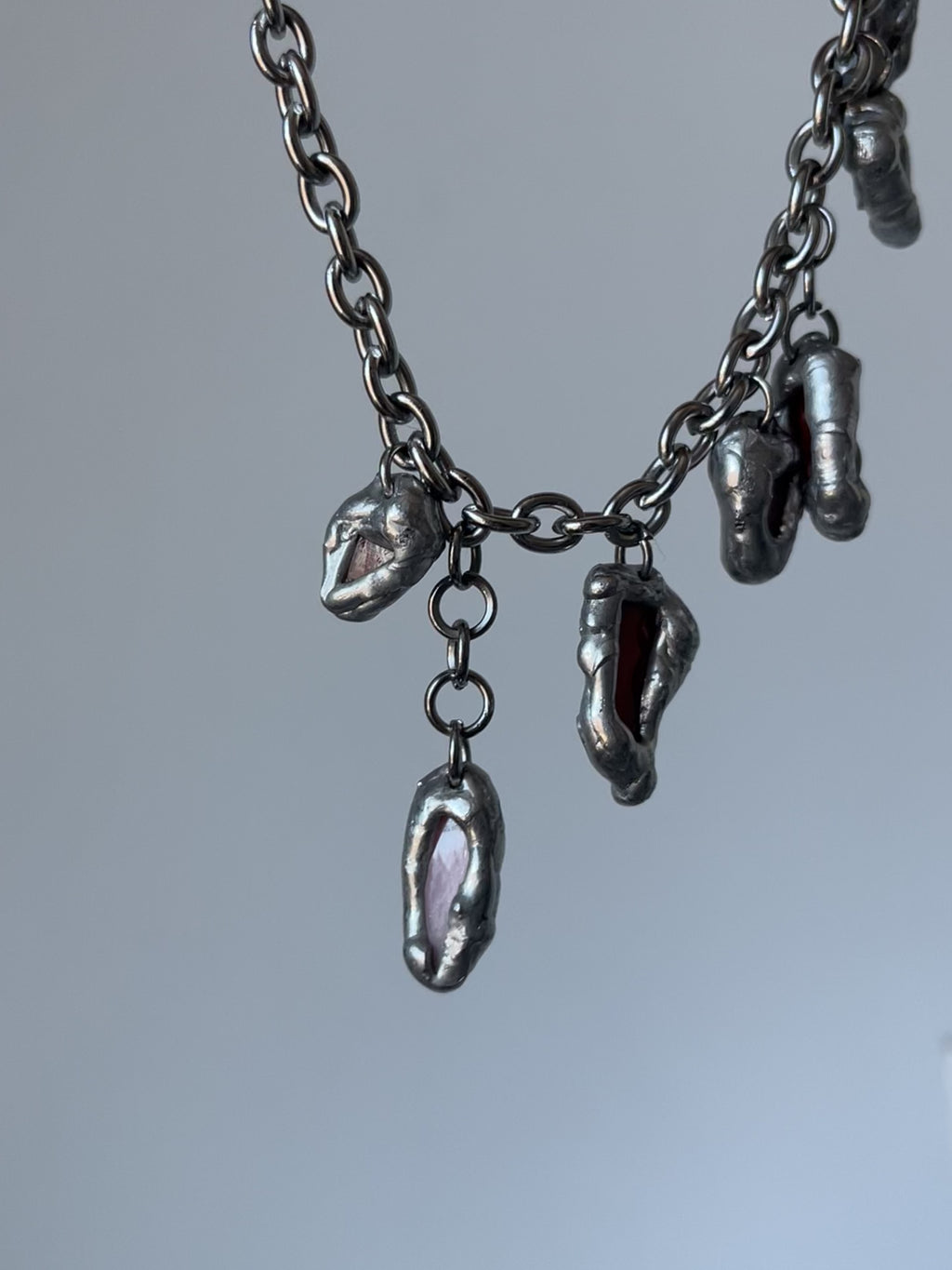 Proceso manual de ensamblaje del Collar DRIP rojo y rosa