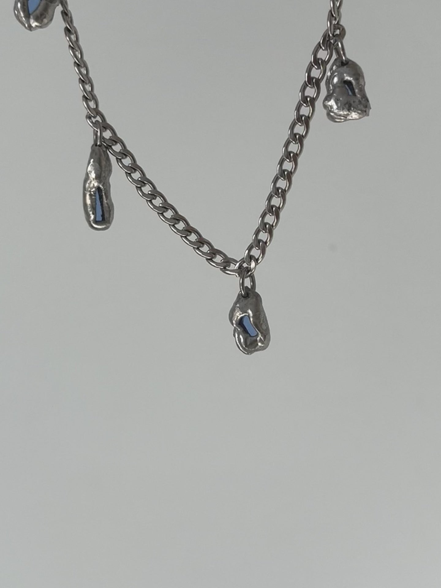 Textura y brillo del vidrio artesanal del Collar SAN azul